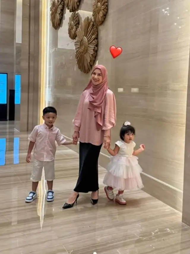 6 Potret Bahagia Keluarga Baru Irish Bella, Rayakan Ultah Anak Sambung