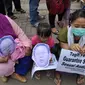 Dalam unjuk rasa tersebut, massa membawa berbagai atribut dan topeng Obligor BLBI Bank BDNI Sjamsul Nursalim, Jakarta, Selasa (26/8/14). (Liputan6.com/Miftahul Hayat)