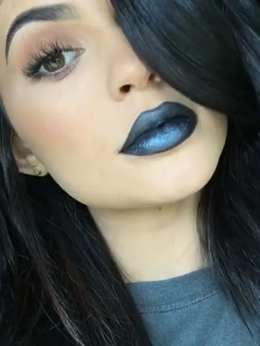 Kylie Jenner sempat membocorkan warna terbaru pada lipsticknya di akun instagramnya. Wanita 18 tahun ini tentunya memberikan warna biru dan hitam pada nuansa creamy pada lipsticknya. (instagram@Bintang.com)