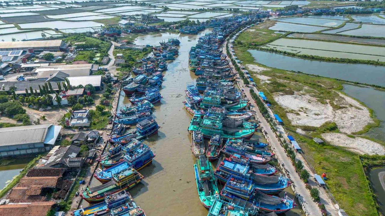FOTO: Ribuan Kapal Nelayan Pati Berhenti Melaut Akibat Lonjakan Harga Solar
