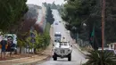 Kendaraan pengangkut personel Pasukan Sementara PBB di Lebanon (UNIFIL) berpatroli di dataran Lebanon selatan di wilayah Khiam di perbatasan dengan Israel pada 10 Oktober 2023. (JOSEPH EID/AFP)