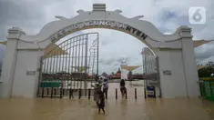 Banjir merendam wisata ziarah Masjid Agung Banten di Kota Serang pada Rabu (2/3/2022). Banjir yang melanda kawasan Masjid Banten Lama setelah curah hujan tinggi mengguyur Kota Serang beberapa hari lalu mengakibatkan Kali Cibanten meluap dan menggenangi 22 titik. (merdeka.com/Imam Buhori)