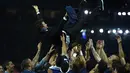 Para pemain Barcelona melempar pelatih mereka Luis Enrique usai laga final Liga Champions 2014-2015 di Olympiastadion, Berlin, Minggu (7/6/2015). Barcelona kandaskan Juventus dengan skor 3-1. (AFP Photo/Patrik Stollarz)