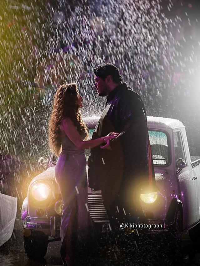 6 Potret Romantis Ayu Ting Ting dan Ivan Gunawan di Bawah Rintik Hujan