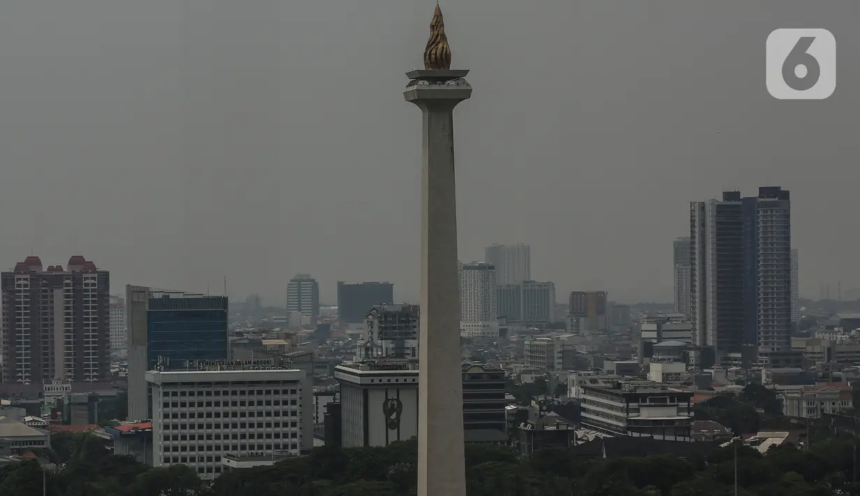 Lanskap gedung pencakar langit diambil dari kawasan Jakarta Pusat, Senin (26/9/2022). Berdasarkan situs IQAir, Jakarta beberapa kali meraih jawara Indeks kualitas udara (Air Quality Index/ AQI) terburuk dunia. (Liputan6.com/Johan Tallo)