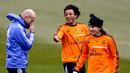  Zinedine Zidane (kiri) saat bercengkrama bersama Luka Modric (kanan) dan Marcelo Vieira pada sesi latihan di Kompleks Valdebebas Sports, Madrid, Spanyol (17/01/2014). (EPA/Juanjo Martin)