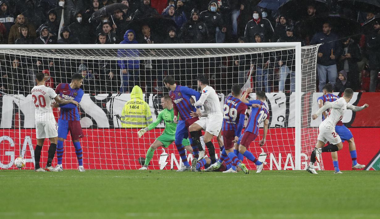 Blaugrana malah kebobolan terlebih dahulu pada menit ke-32. Papu Gomez (kanan) berhasil melesatkan bola ke sudut sulit untuk memperdaya kiper Barcelona, Ter Stegen usai berhasil menyelinap saat sepak pojok yang dilesatkan oleh Ivan Rakitic. (AP/Angel Fernandez)