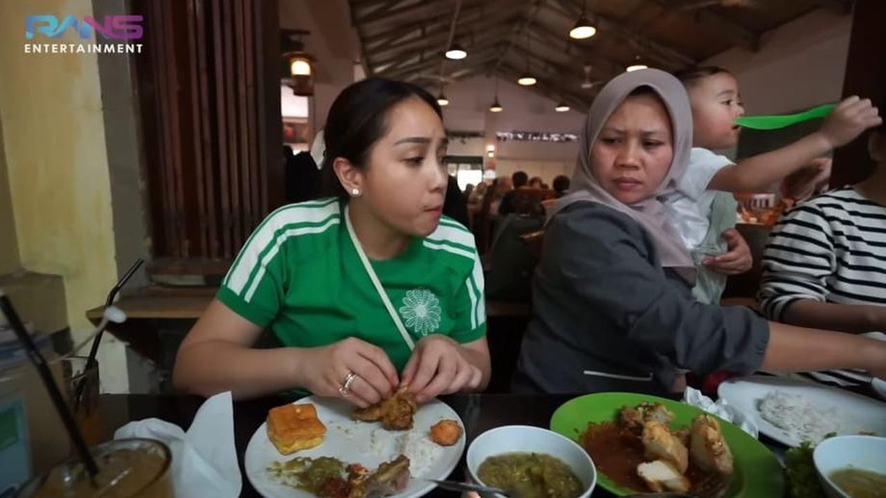 "Ade mau makan pakai ikan asin ga?," tanya Nagita kepada Rayyanza.