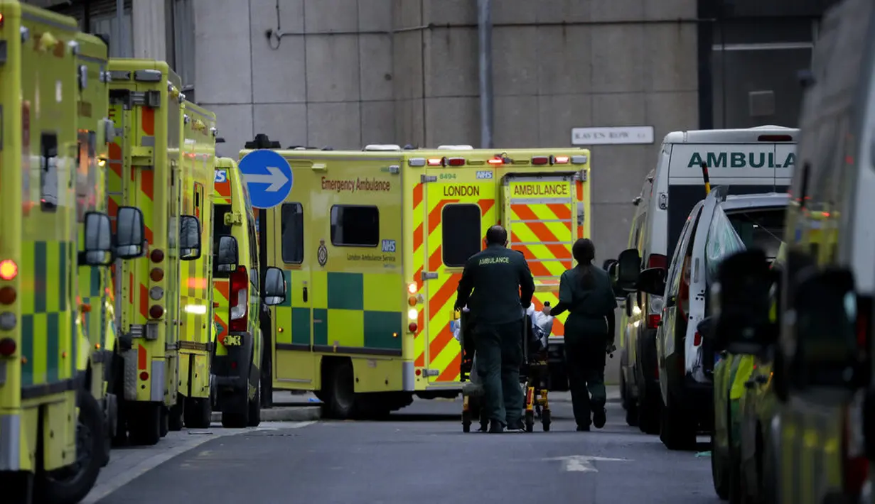Seorang pasien didorong di atas troli di luar Rumah Sakit Royal London saat lockdown nasional ketiga, London, Inggris, 12 Januari 2021. Lebih dari 81.000 orang di Inggris tewas akibat COVID-19. (AP Photo/Matt Dunham)