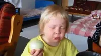 Bocah makan bawang bombai yang ia kira apel ini bikin ketawa (Facebook/Gesa Croonen)