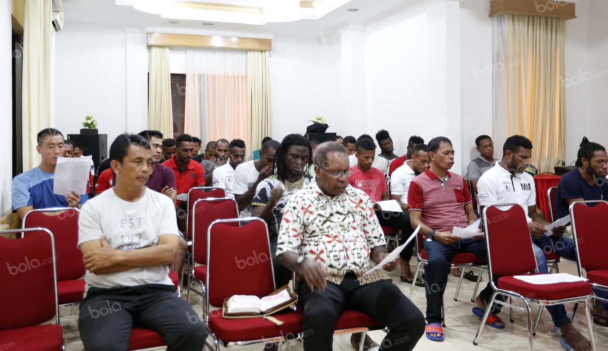 Suasana ibadah tim Persipura Jayapura di Hotel Yasmin, Jayapura, Kamis (28/4/2016). (Bola.com/Nicklas Hanoatubun)
