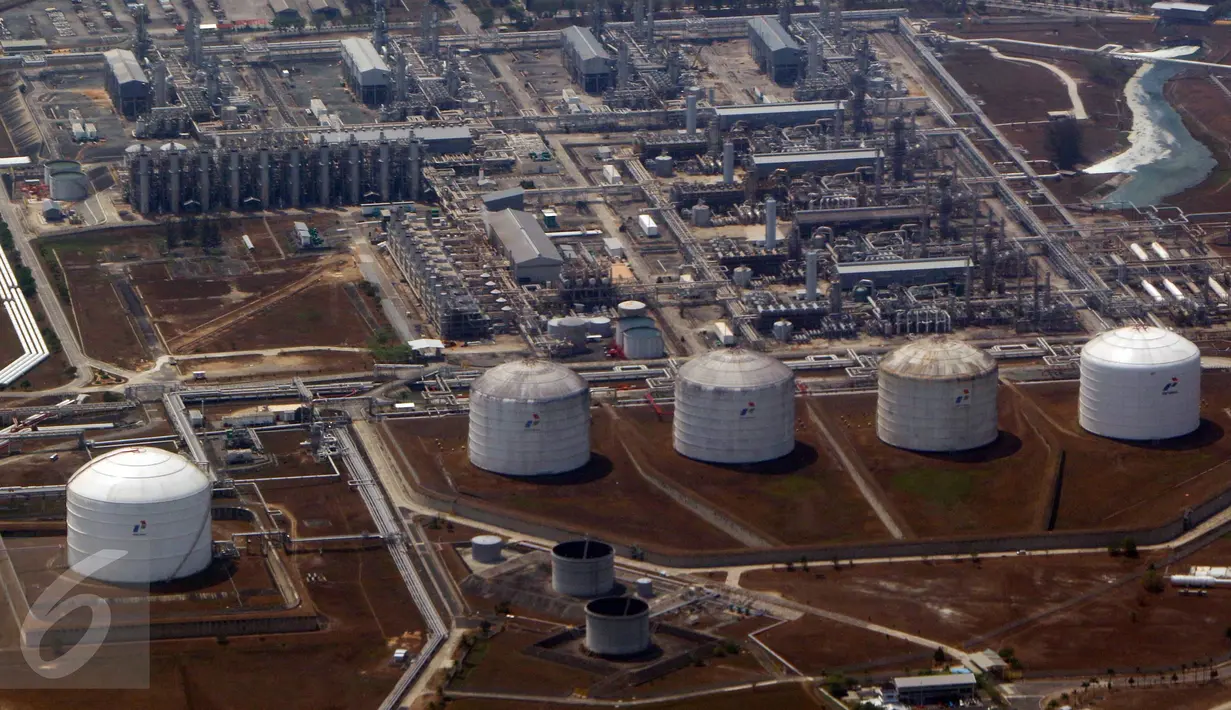 Suasana area kilang LNG Badak di Kalimantan Timur, Rabu (28/10). Pertagas terus melakukan terobosan dalam bisnis LNG yaitu dengan menggarap potensi pasar ritel LNG untuk industri tambang dan komersial di Kalimantan. (Liputan6.com/Immanuel Antonius)