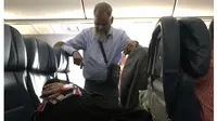 Demi Istrinya Bisa Tidur, Pria Ini Rela Berdiri Selama 6 Jam di Pesawat (Sumber: Twitter/@courtneylj_)