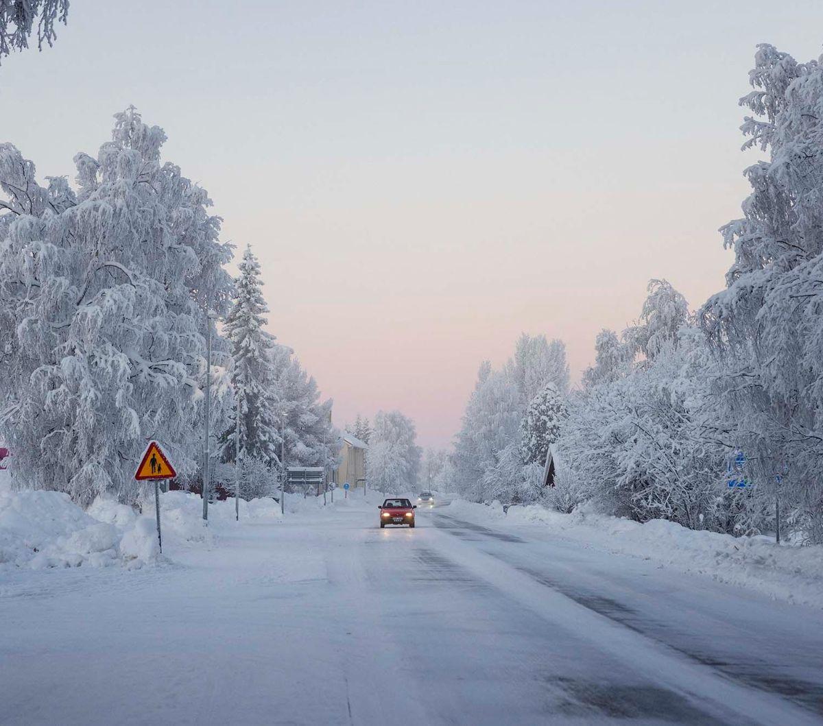 Beginilah suasana Desa Vitangi, Kota Kiruna, utara Swedia, yang diselimuti salju dan embun ketika suhu turun hingga minus 38,9 derajat Celcius pada 3 Januari 2024. Swedia menghadapi malam paling dingin di bulan Januari dalam 25 tahun terakhir pada Rabu (3