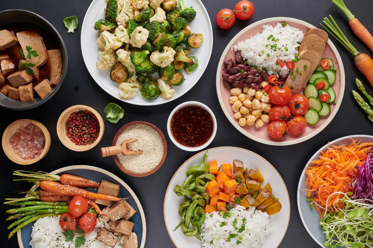 Ilustrasi makan nasi, protein dan sayuran/freepik.com/jcomp