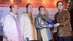 Ketua Umum Kadin Suryo Bambang Sulisto (kanan) saat memberikan cinderamata kepada Menteri Perindustrian, Saleh Husin (kedua kanan) saat Seminar Nasional Pembiayaan Investasi di Bidang Industri di Jakarta, Selasa (5/5/2015). (Liputan6.com/Helmi Afandi)