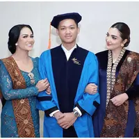 Ashanty dan Krisdayanti terlihat kompak saat hadiri wisuda Azriel Hermansyah. Keduanya terlihat bak perempuan Jawa ningrat dalam balutan kebaya. [@ashanty_ash]