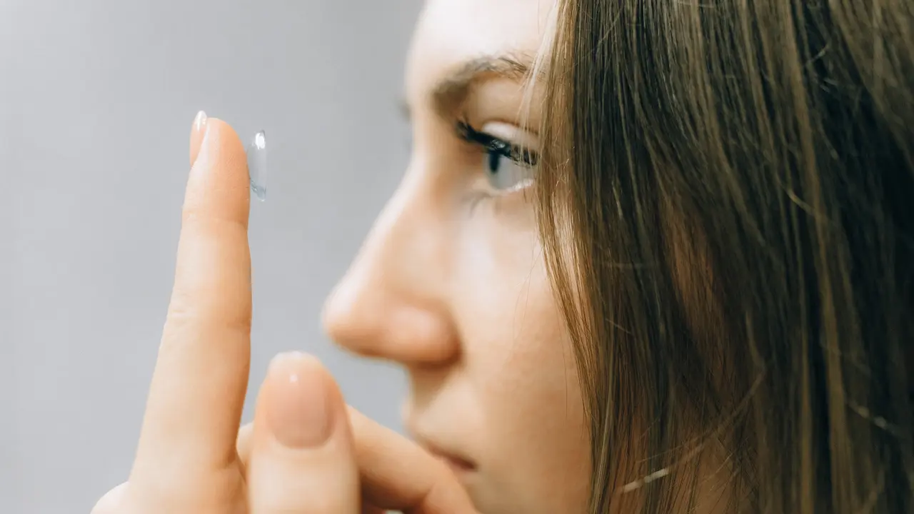 Dokter Temukan 23 Softlens Bersarang di Mata Wanita Ini, Kok Bisa?