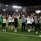 Pemain Liverpool merayakan kemenangannya usai melawan AS Roma dalam pertanding semifinal Liga Champions di Stadion Olimpico, Roma (2/5). Seusai mengalahkan AS Roma, Liverpool bertemu Real Madrid pada final Liga Champions di Kiev. (AP/Alessandra Tarantino)