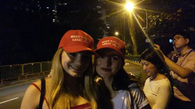 Sebagian warga AS di Singapura berdiri menyambut kedatangan Presiden Donald Trump di sekitar Shangri-La Hotel Singapura (Liputan6.com/Rizki Akbar Hassan)