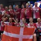 Para pemain Denmark berpose usai menjuarai Piala Thomas, China, Minggu (22/5). Tercatat delapan kali mereka tampil di final dan pada 2016 ini Piala Thomas benar-benar mereka peroleh. (AFP Photo/Johannes Eisele)