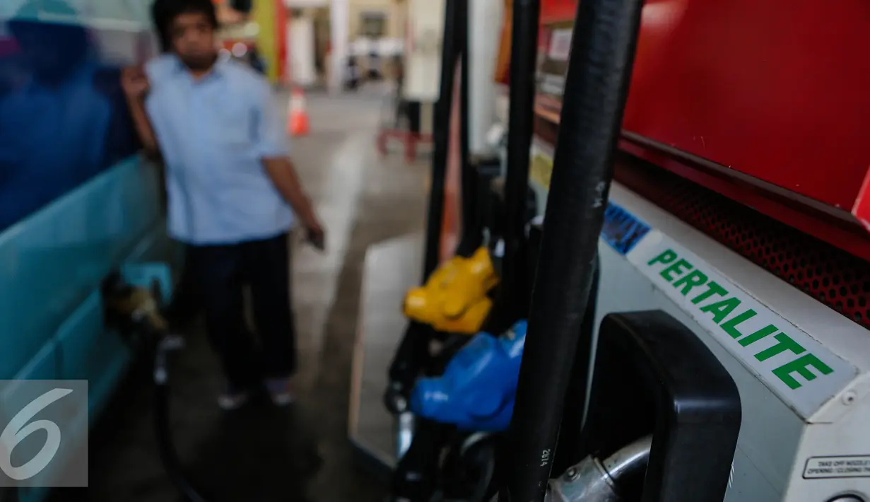 Nosel dan selang Pertalite RON 90 sudah terpasang di SPBU Coco, Abdul Muis, Jakarta, Rabu (22/7/2015). PT Pertamina (Persero) mulai memasarkan produk bensin baru yakni Pertalite RON 90 pada Jumat (24/7) mendatang. (Liputan6.com/Faizal Fanani)