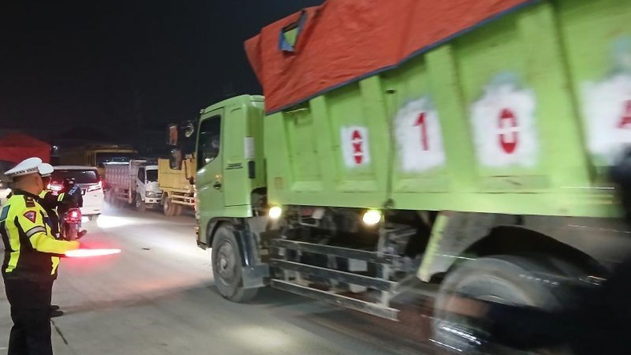 3 Jam Lumpuh Total! Aksi Protes Truk Tambang Blokade Jalan Legok-Parung Panjang, Ini Pemicunya