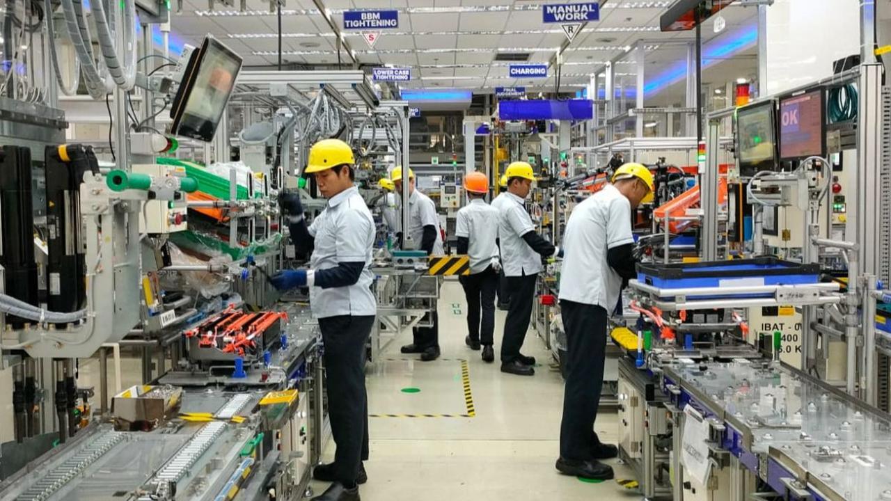 Setiap hari diproduksi sekitar 300 unit baterai