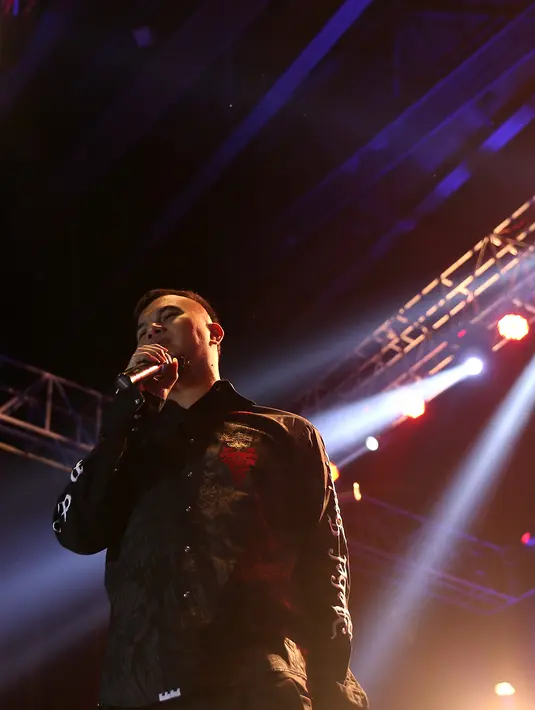 "Sekali lagi, saya patut bangga. Dia sudah bisa mandiri, ini event besar loh, mereka masih pada SMA bisa manage dengan baik itu luar biasa," ujar Dhani. (Andy Masela/Bintang.com)