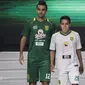 Pemain Persebaya Surabaya, Otavio Dutra dan Misbakhus Solikin memperkenalkan jersey baru saat peluncuran Liga 1 Indonesia 2018 di Studio 5 Indosiar, Jakarta, Senin (19/3/2018). Liga 1 akan mulai digelar pada Jumat (23/3). (Bola.com/Vitalis Yogi Trisna)