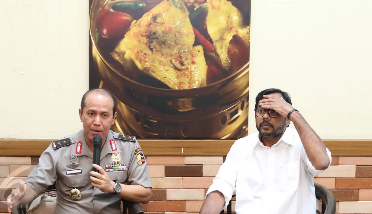 Kadiv Humas Polri Irjen Pol Boy Rafli Amar memberi keterangan bersama Koordinator Kontras Haris Azhar, Jakarta, Rabu (10/8). Boy mengatakan penyelidikan dugaan pencemaran nama baik terhadap Haris Azhar dihentikan sementara (Liputan6.com/Immanuel Antonius)