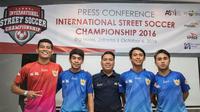 Manajer timnas street soccer, Richard Ahmad (tengah) bersama pemain saat launching tim jelang Tafisa Games 2016 di Hotel Big, Jakarta, Kamis (6/10/2016). Timnas street soccer ini merupakan yang pertama di Indonesia. (Bola.com/Vitalis Yogi Trisna)
