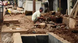 Pekerja mengerjakan proyek pembangunan trotoar Jalan Raya Ragunan, Jakarta, Rabu (2/11). Pembangunan penataan trotoar di kawasan Jalan Raya Ragunan, Jakarta Selatan baru mencapai 40 persen. (Liputan6.com/Helmi Fithriansyah)