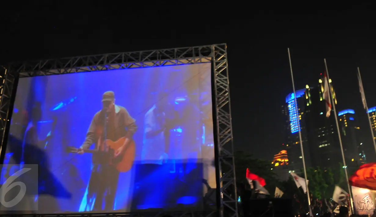 Sebuah layar besar disajikan di luar gedung Istora saat konser Iwan fals berlangsung Senayan, Jakarta, Sabtu (21/11/2015). Selama acara berlangsung, kondisi di luar gedung pertunjukkan, aman dan tertib (Liputan6.com/Faisal R Syam)