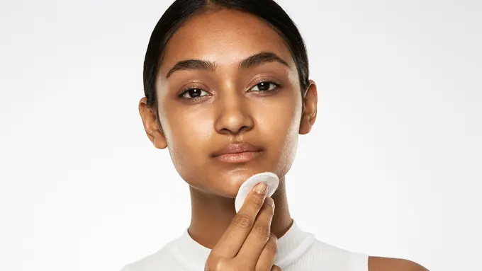 Supaya Komedo Kamu Lenyap, Ini Tips Makeup untuk Kulit Berminyak