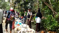 Warga Bone, Sulawesi Selatan, kembali menghidupkan tradisi lama, yakni berburu babi hutan yang belakangan ini sangat meresahkan. (Liputan6.com/Eka Hakim)