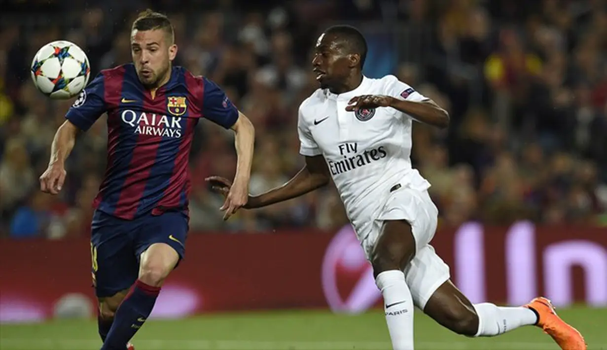 Bek Barca Jordi Alba (kiri) berebut bola dengan gelandang PSG, Blaise Matuidi (kanan) saat awal laga. Sumber: UEFA.