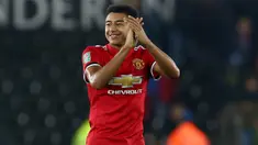 Gelandang Manchester United, Jesse Lingard, memberikan apalus usai pertandingan melawan Swansea City pada laga Piala Liga Inggris di Stadion Liberty, Swansea, Selasa (24/10/2017). Manchester United menang 2-0 atas Swansea City. (AFP/Geoff Caddick)