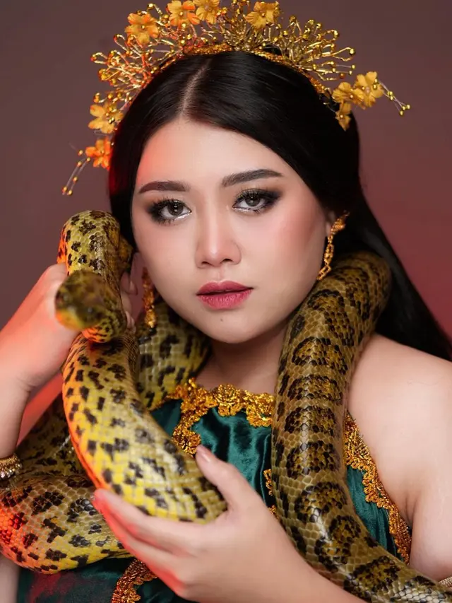 6 Potret Clarissa Putri Parodikan Badarawuhi Pakai Ular Sungguhan, Tuai Pujian