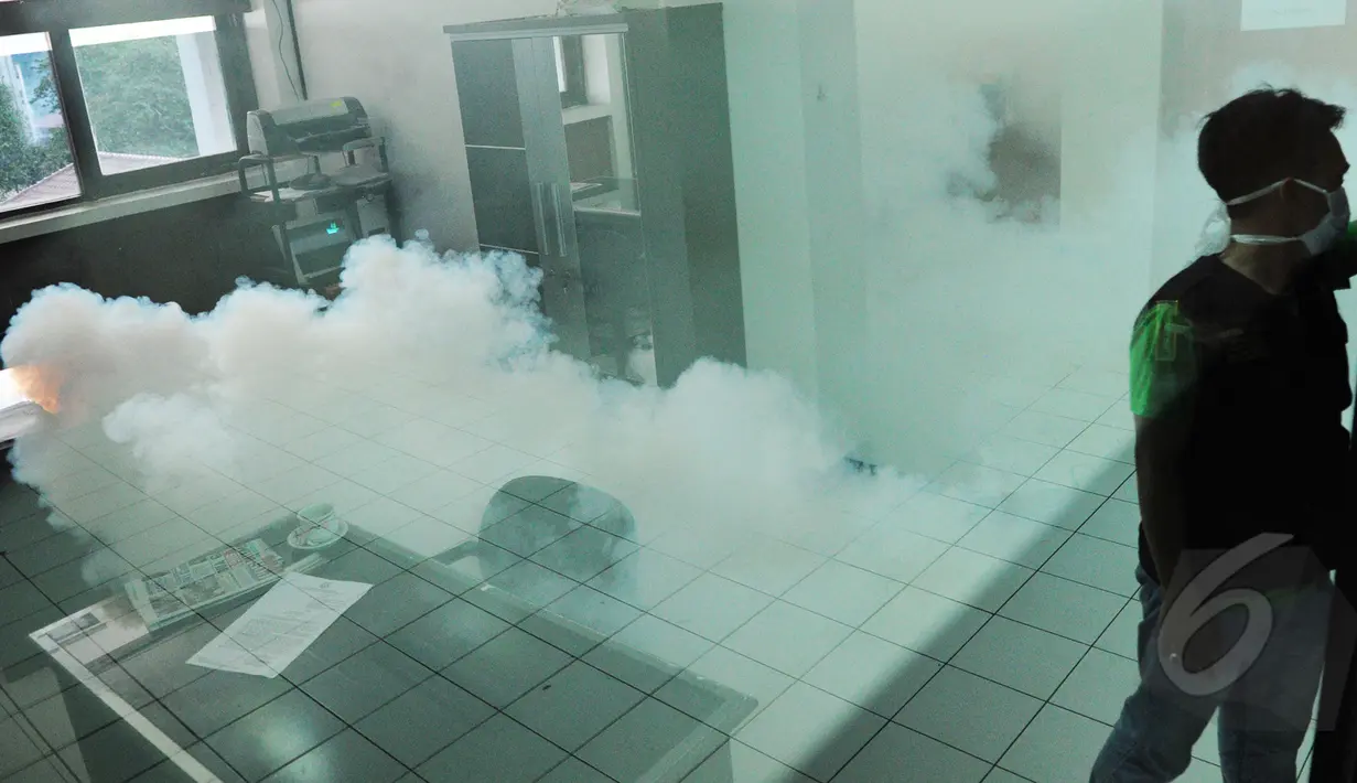 Suasana fogging di Balaikota, Jakarta, Selasa (10/3/2015). Fogging dilakukan setelah dikabarkan Gubernur Ahok terkena DBD (Liputan6.com/Faizal Fanani)