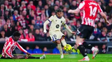 Pemain Barcelona, Lamine Yamal, mencetak gol ke gawang Athletic Bilbao pada pertandingan jornada ke-27 Liga Spanyol di Stadion San Mames, Minggu (8/3/2026). (AP Photo/Miguel Oses)