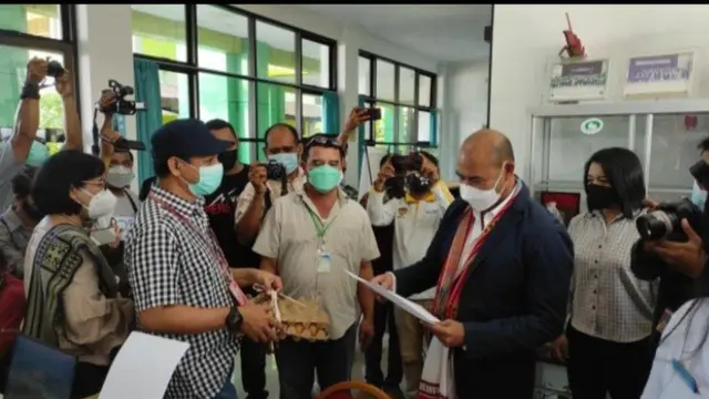 Gubernur NTT, Viktor Bungtilu laiskodat memantau pelaksanaan vaksin bagi pekerja media di Kupang, NTT. (Liputan6.com/ Dionisius Wilibardus)