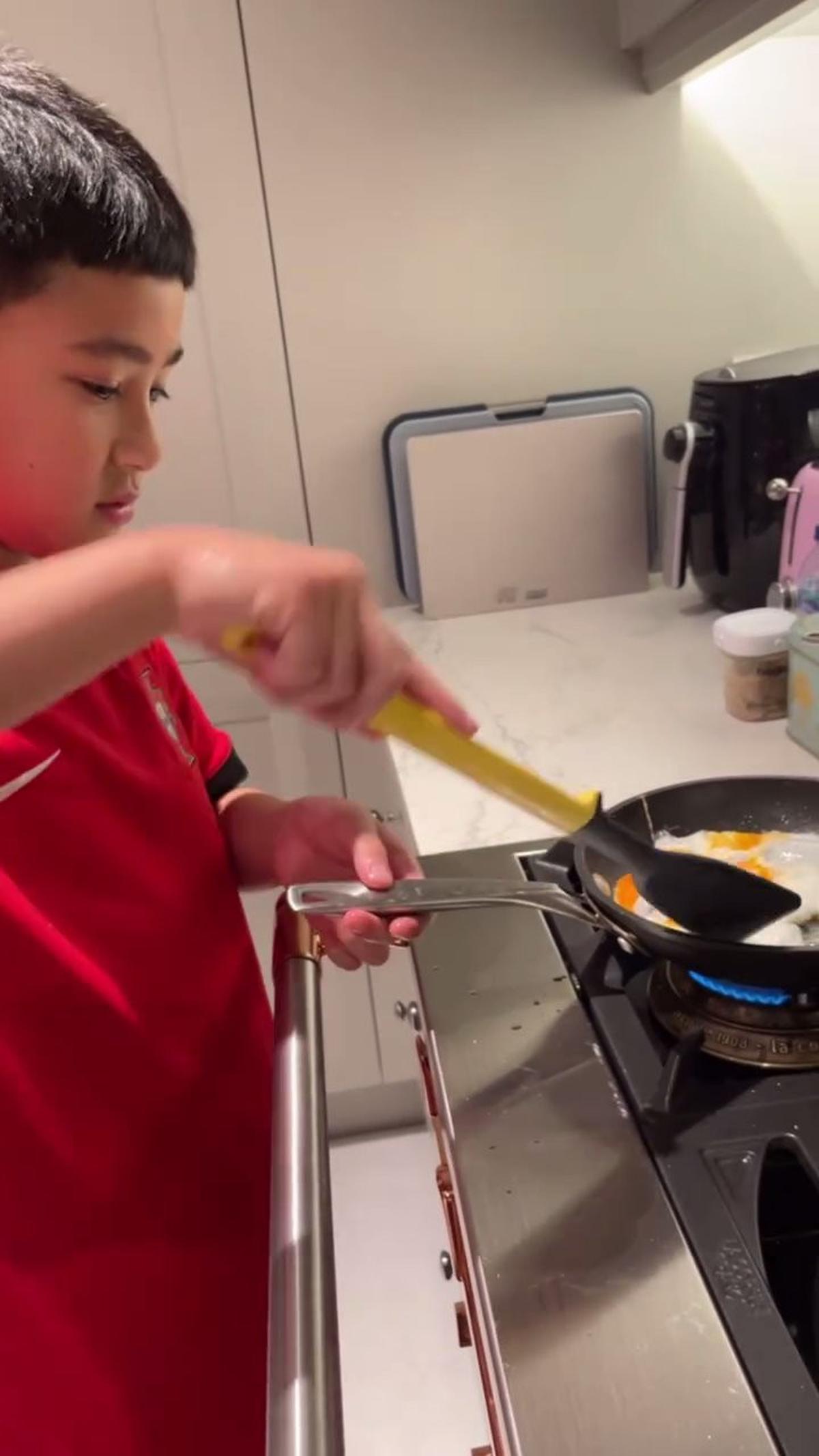 Momen Rafathar Diajari Memasak Telur Ceplok oleh Shela Lala, Bikin Gemas - Anak Sultan Belajar Tetap Mandiri