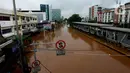 Suasana Jalan Raya Daan Mogot yang terendam banjir di Jakarta, Rabu (1/1/2020). Hujan yang turun saat malam pergantian tahun baru 2019-2020 menyebabkan sejumlah titik jalan terputus di kawasan Grogol terendam banjir. (merdeka.com/Imam Buhori)