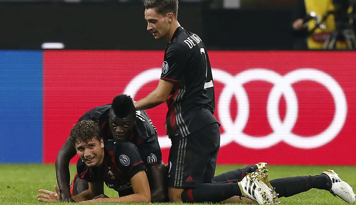 Gelandang AC Milan, Manuel Locatelli (kiri) melakukan selebrasi bersama rekan-rekannya usai mencetak gol kegawang Sassuolo pada lanjutan liga Italia di San Siro, Milan (3/10). AC Milan menang atas Sassuolo dengan skor 4-3. (AFP Photo/Marco Bertorello)