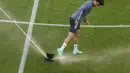 Gelandang Jerman Leroy Sane bermain dengan sprinkler menyiram rumput selama sesi latihan MD-1 di Allianz Arena di Munich (14/6/2021). Pertandingan dari grup neraka ini akan berlangsung di Allianz Arena, Munich, Jerman pada Rabu (16/6) dini hari pukul 02.00 WIB. (AFP/Franck Fife)