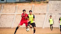 Pemain Kalibata FC dan Kayden FC berebut bola dalam pertandingan pekan kelima Liga Ayo Jakarta 2019. (Liga Ayo)