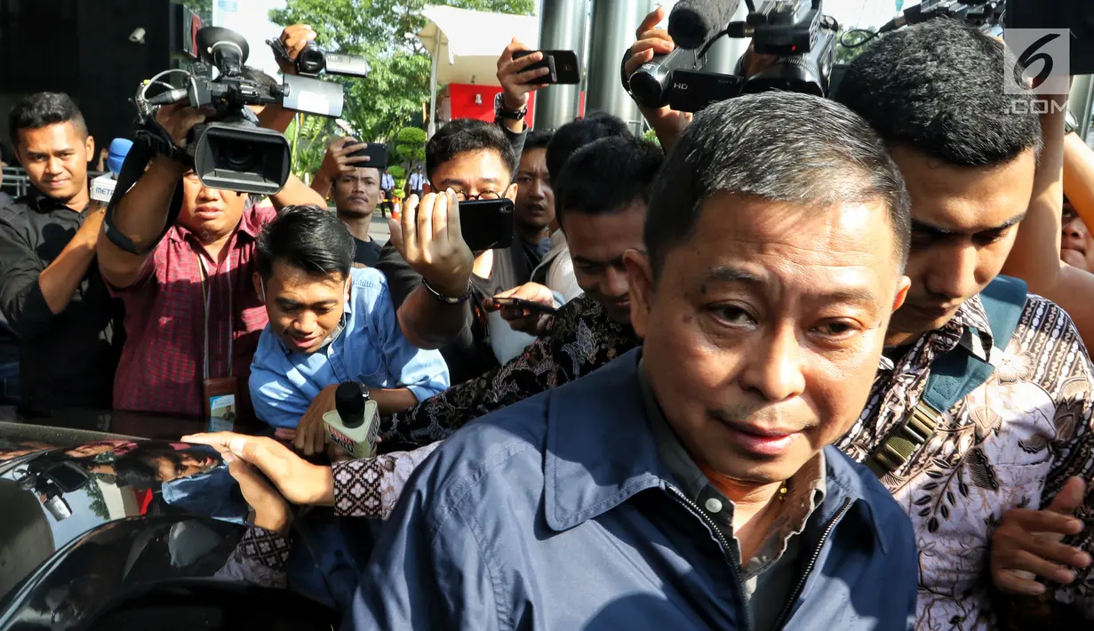 Menteri Energi dan Sumber Daya Mineral (ESDM), Ignasius Jonan meninggalkan gedung KPK usai menjalani pemeriksaan di Jakarta, Jumat (31/5/2019). Jonan mengaku menjelaskan tugas pokok dan fungsi (tupoksi) sebagai Menteri Energi dan Sumber Daya Mineral (ESDM) kepada penyidik. (Liputan6.com/Johan Tallo)
