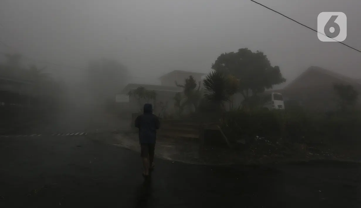Suasana di Pos Pantau Merapi Induk Balerante, Kemalang, Klaten, Jawa Tengah, Jumat (20/11/2020). Kepala BPPTKG Hanik Humaida menyebut perjalanan magma Gunung Merapi ke puncak makin dekati permukaan. (Liputan6.com/Johan Tallo)