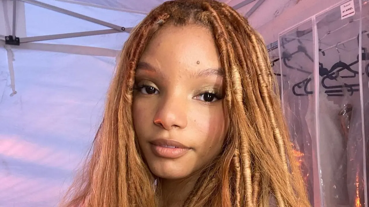 Halle Bailey menunjukkan proses pengerjaan rambutnya untuk film live-action The Little Mermaid. (Foto: Instagram/hallebailey)